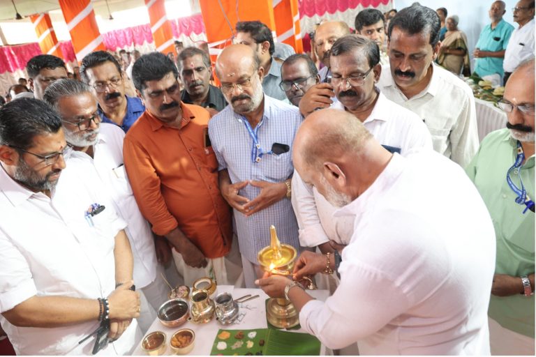 ആറന്മുളസദ്യ സ്പെഷ്യൽ പാസ്:   പ്രസിഡണ്ട്  കെ വി സാബദേവൻ ഭദ്രദീപം കൊളുത്തി ഉദ്ഘാടനം ചെയ്തു