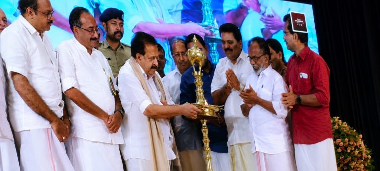 ഓപ്പറേഷൻ തൂഫാൻ’  ലഹരി മാഫിയയുടെ അടിവേരറുക്കുമെന്ന് ആഭ്യന്തരമന്ത്രി,  ലഹരിവിരുദ്ധ പ്രതിജ്ഞ ചൊല്ലിക്കൊടുത്ത് ജില്ലാ പോലീസ് മേധാവി