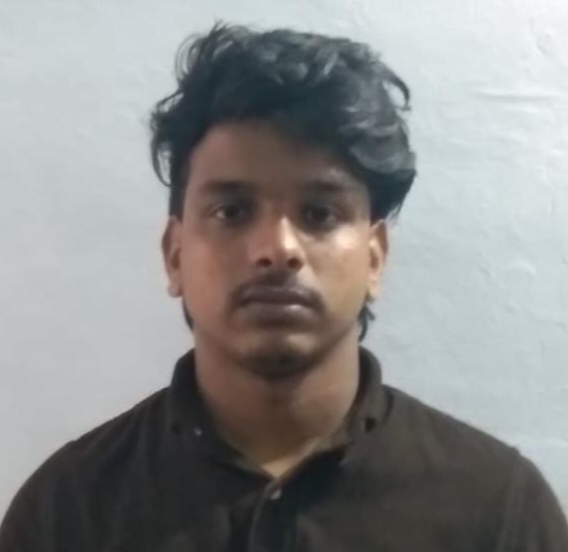 ഇരുമ്പ് പൈപ്പ് കൊണ്ട് അയൽവാസിയുടെ കൈമുട്ട് തല്ലിത്തകർത്ത ശേഷം ഒളിവിൽ കഴിഞ്ഞ പ്രതിയെ എറണാകുളത്തു നിന്നും പിടികൂടി