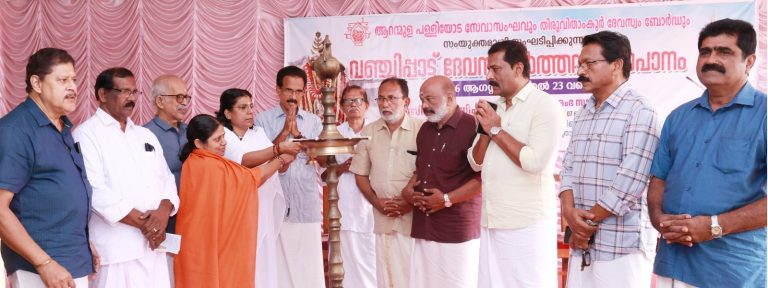 ആറന്മുള പാർത്ഥസാരഥി ക്ഷേത്രത്തിൽ വള്ളസദ്യ കാലത്ത് നടത്തിവരുന്ന ദേവസങ്കീത്തന സോപാനം. വഞ്ചിപ്പാട്ട് മത്സരം  തുടക്കമായി.