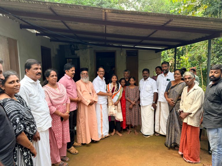മെഡിക്കൽ പ്രവേശന പരീക്ഷയിൽ ഉന്നത വിജയം; അടിച്ചിപ്പുഴ ട്രൈബൽ ഉന്നതിയിലെ അശ്വതിയെ വീട്ടിലെത്തി അനുമോദിച്ചു.