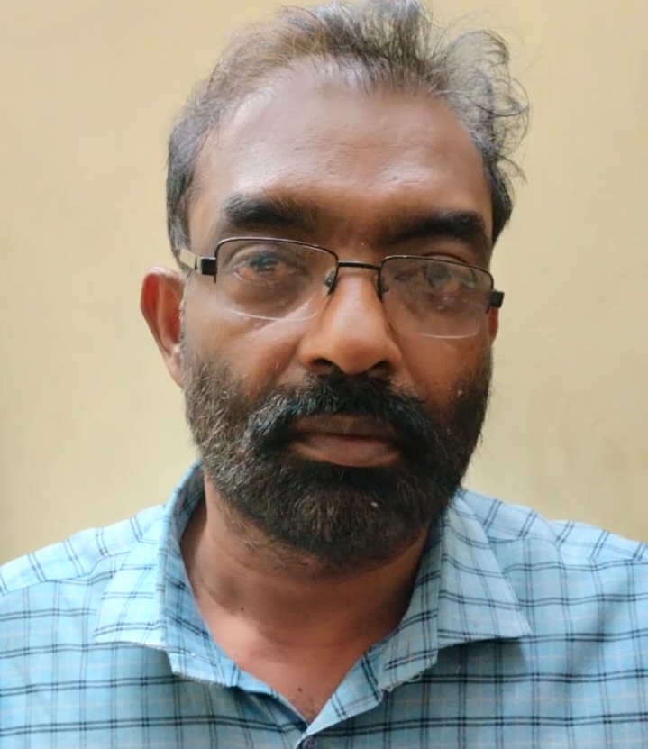 ക്ഷേത്രത്തിനുള്ളിൽ വച്ച് സ്ത്രീയുടെ കണ്ണിൽ മുളകുപൊടി വിതറി മാല പൊട്ടിക്കാൻ ശ്രമിച്ച പൂജാരിയെ അറസ്റ്റ് ചെയ്തു.