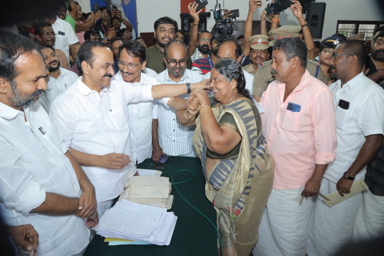 ദുരന്തബാധിതരെ ചേര്‍ത്തുപിടിച്ച് വ്യാപാരികള്‍ക്കുള്ള നഷ്ടപരിഹാരം പ്രത്യേകം പരിഗണിക്കുമെന്ന് മുഖ്യമന്ത്രി