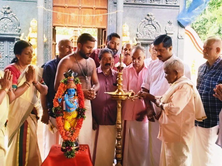 തോട്ടമൺകാവ് ഭഗവതി ക്ഷേത്രത്തിൽ നടന്നുവരുന്നനാരായണീയപാരായണയജ്ഞത്തിന്റെ ഏഴാം ദിവസം അട്ടത്തോട് ഊരുമൂപ്പൻദീപം തെളിയിച്ചു.