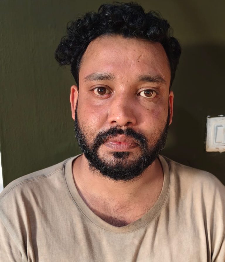 വീട്ടിലെ കട്ടിലിനടിയിൽ ഒളിപ്പിച്ചിരുന്ന അര കിലോയോളം കഞ്ചാവുമായി യുവാവ് പിടിയിൽ.